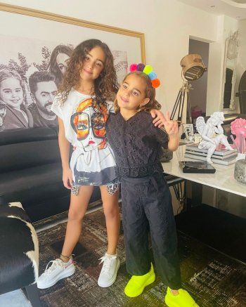 شاهد .. بسمة بوسيل تنشر صور واضحة جدا لابنتيها من تامر حسني .. وجمالهما حديث الجمهور