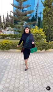 اتفرج – فيفي عبده بتعيد على جمهورها بالأسود الضيق