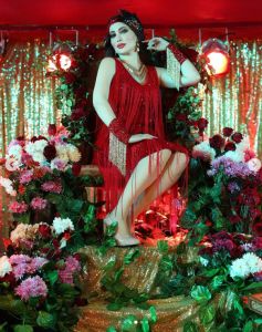 اتفرج- نسرين طافش ولعت العيد بالأحمر الناري القصير