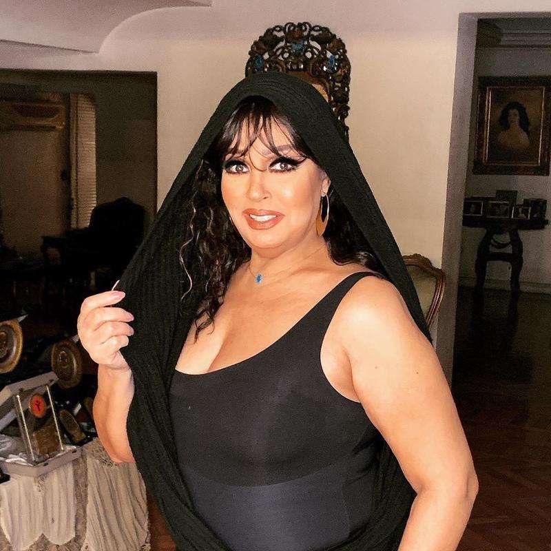 اتفرج – فيفي عبده بتعيد على جمهورها بالأسود الضيق