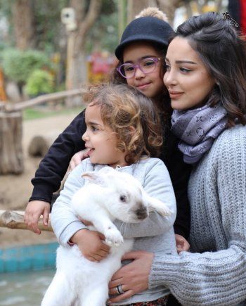 شاهد .. بسمة بوسيل تنشر صور واضحة جدا لابنتيها من تامر حسني .. وجمالهما حديث الجمهور