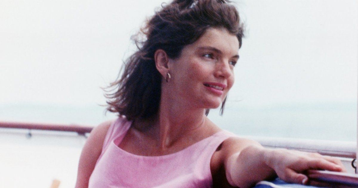 شاهد .. معلومات لا تعرفونها عن جاكي كينيدي... وهكذا تعاملت مع خيانة زوجها لها!