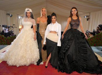شاهد .. أبرز اطلالات النجوم في الـ Met Gala..بليك ليفلي الأجمل وكيم كارداشيان بفستان مارلين مونرو وخطيب كورتني يرتدي تنورة