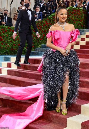 شاهد .. أبرز اطلالات النجوم في الـ Met Gala..بليك ليفلي الأجمل وكيم كارداشيان بفستان مارلين مونرو وخطيب كورتني يرتدي تنورة