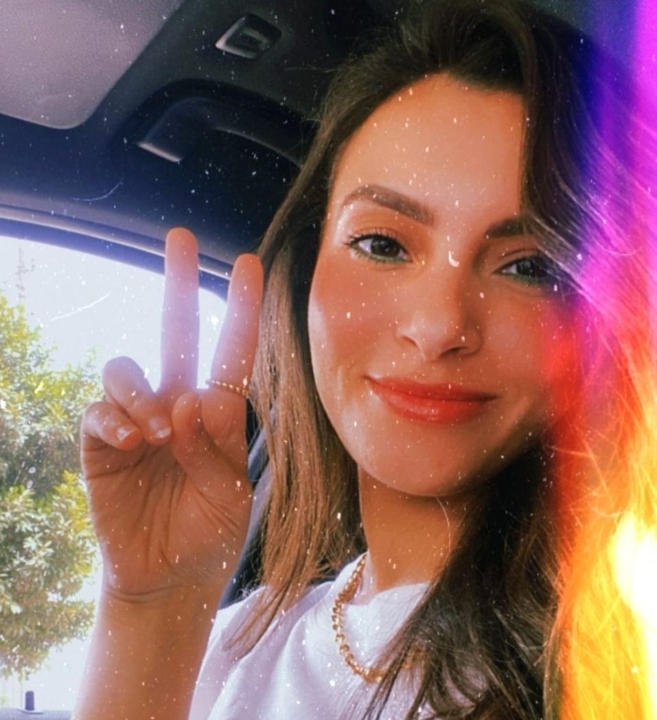 من داخل سيارتها.. كارمن سليمان تتألق بصورة سيلفي- شاهد