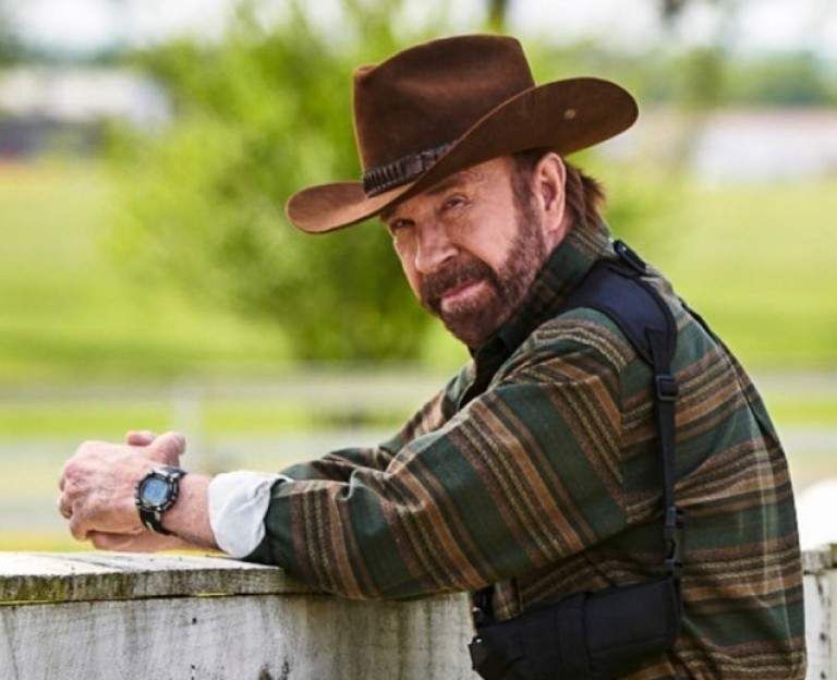 شاهد .. تشارك نوريس الثمانيني يحتفل بعيد ميلاد والدته ..لن تصدقوا كم بلغ عمرها-بالصورة