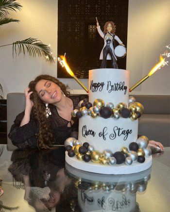 شاهد .. بالصور - ميريام فارس تحتفل بعيد ميلادها والفانز يفاجئونها