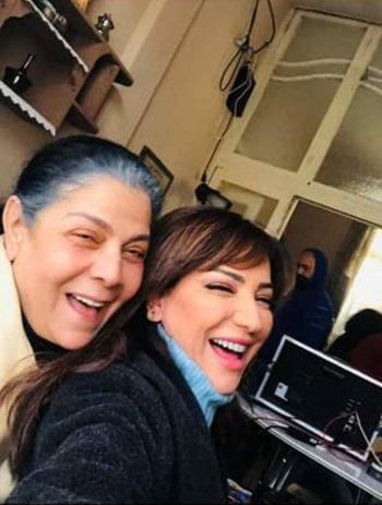 شاهد .. أمل عرفة عن صباح الجزائري: كريمة وبدون قناع