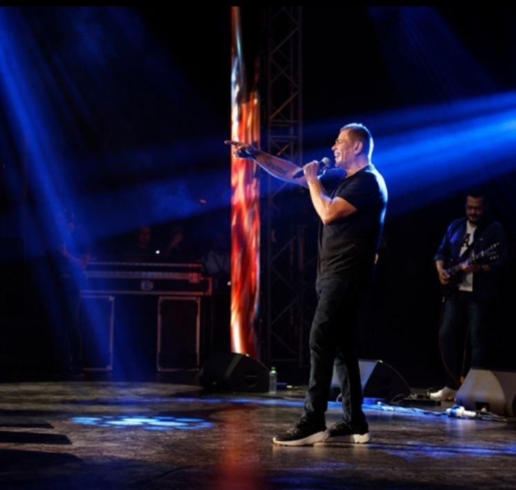 عمرو دياب يشعل حفل ” الاتحاد ارينا” وسط آلاف الجماهير- شاهد