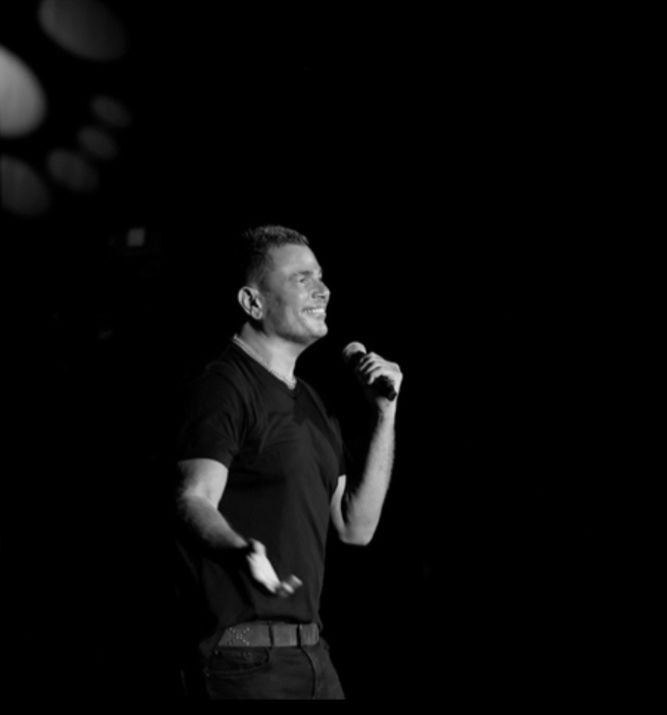 عمرو دياب يشعل حفل ” الاتحاد ارينا” وسط آلاف الجماهير- شاهد