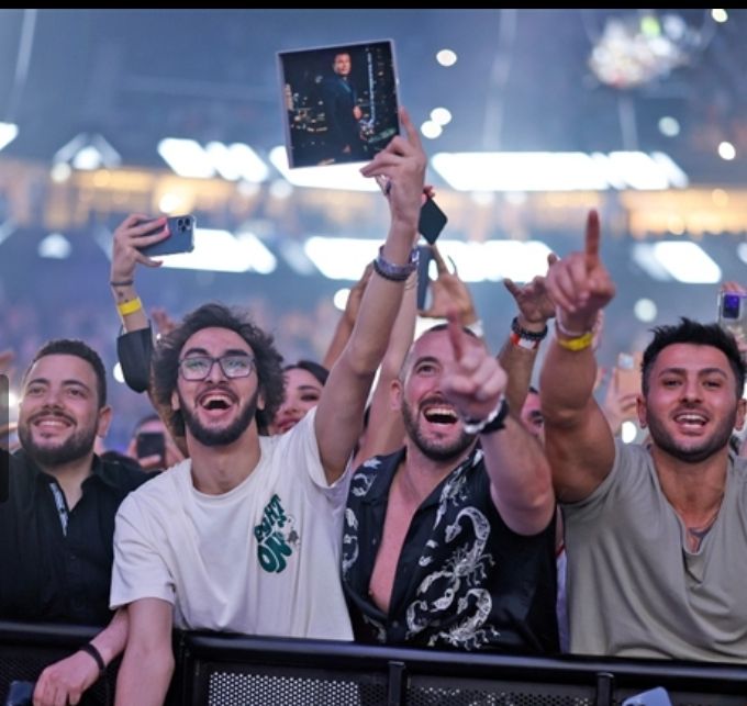 عمرو دياب يشعل حفل ” الاتحاد ارينا” وسط آلاف الجماهير- شاهد