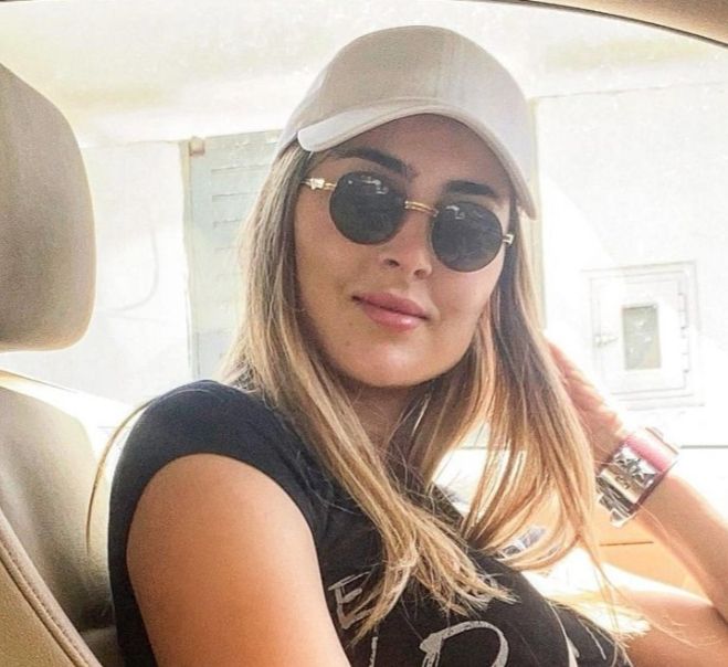 عائشة بن احمد تخطف الانظار بسيلفي من سيارتها- شاهد