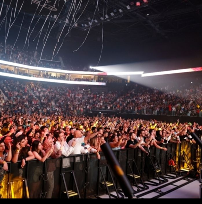 عمرو دياب يشعل حفل ” الاتحاد ارينا” وسط آلاف الجماهير- شاهد