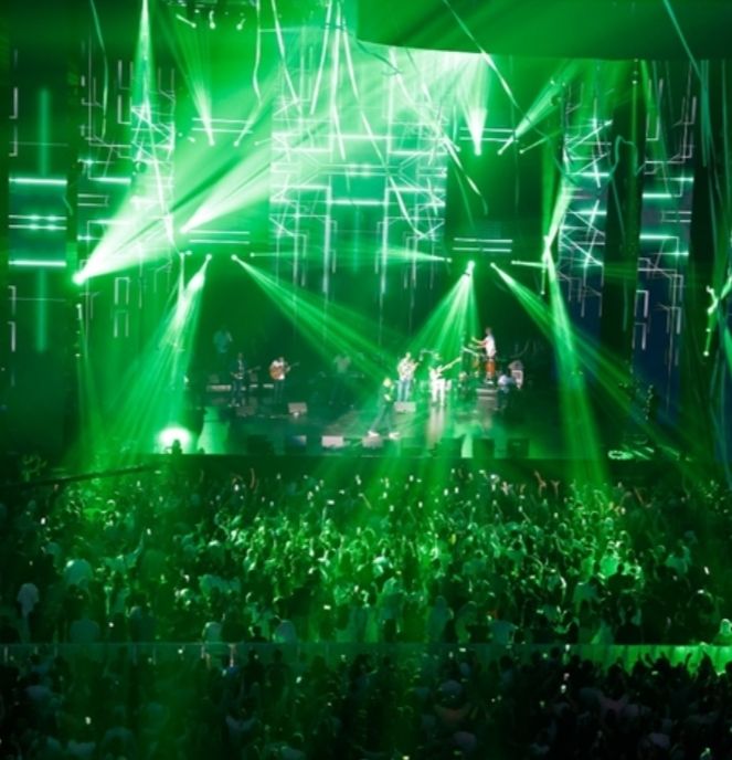 عمرو دياب يشعل حفل ” الاتحاد ارينا” وسط آلاف الجماهير- شاهد