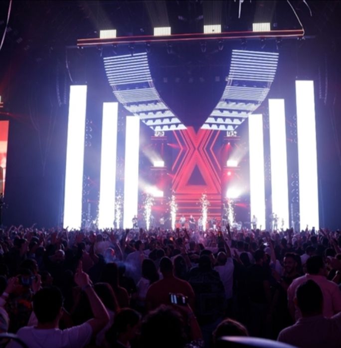 عمرو دياب يشعل حفل ” الاتحاد ارينا” وسط آلاف الجماهير- شاهد