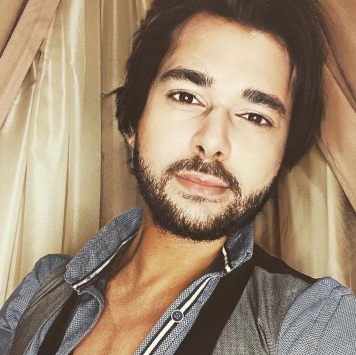 بعد إعلانها عن مسلسلها أمام الكعبة.. محمود المهدي لروجينا:” شوهتو صورة المصريين”