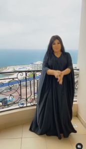 اتفرج – فيفي عبده روقت علي متابعيها بوصلة رقص بالأسود