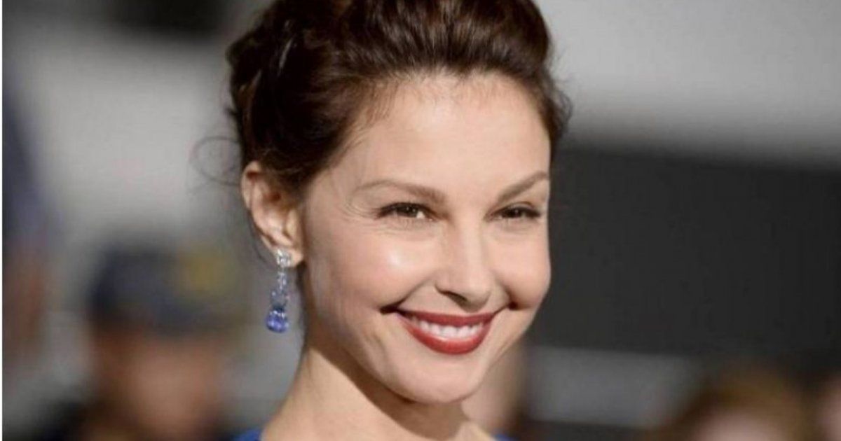 شاهد .. آشلي جود تبكي بتأثر خلال حفل تكريم والدتها الراحلة نعومي جود-بالفيديو