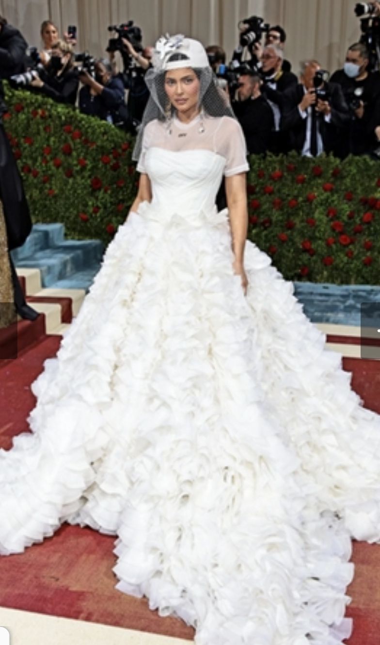 أبرز إطلالات النجوم في حفل Met Gala 2022 – شاهد