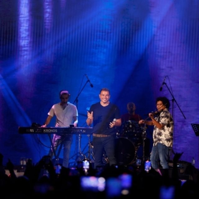 عمرو دياب يشعل حفل ” الاتحاد ارينا” وسط آلاف الجماهير- شاهد