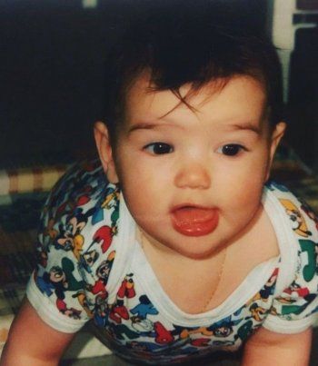 شاهد .. كبرت وأصبحت نجمة عالمية.. خمنوا من هذه الطفلة