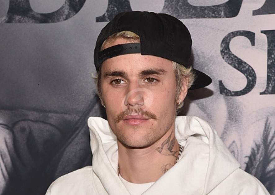 شاهد .. بالصورة - جاستين بيبر يشارك متابعيه إطلالة هايلي بيبر في الميت غالا