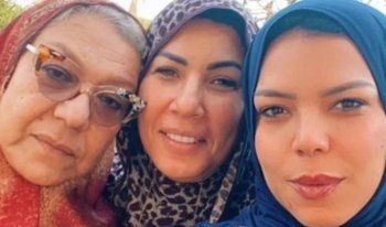 شاهد .. ناهد السباعي بإطلالة مفاجئة مع والدتها وشقيقتها-بالصورة