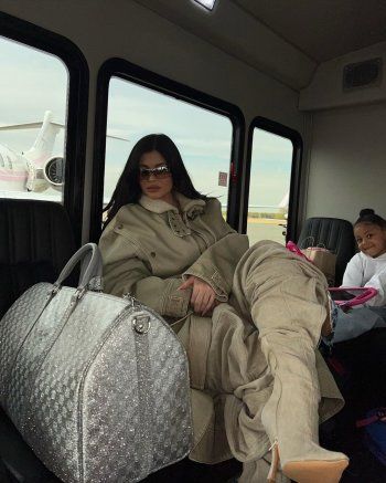 شاهد .. كايلي جينر بصور من طائرتها الخاصة.. وتكشف عن صديق رحلاتها الدائم