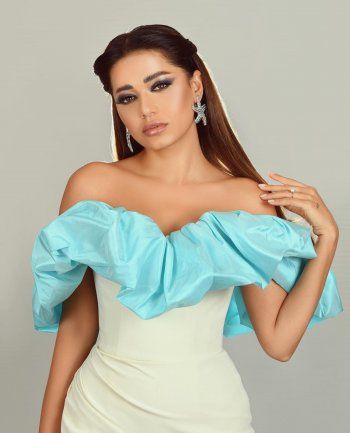 شاهد .. رحمة رياض بإطلالة ساحرة.. والجمهور يتفاعل مع جمالها