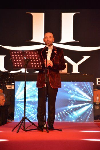 شاهد .. عاصي الحلاني ورحمة رياض يشعلان المسرح في إسطنبول.. إليكم أجواء الحفل