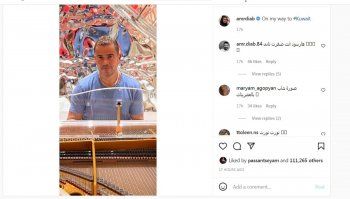 شاهد .. بالصورة - عمرو دياب يستعرض مهارته بالعزف على البيانو