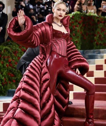 شاهد .. جيجي حديد تخطف الأنظار باللون الأحمر.. ومعطفها الكبير حديث المتابعين