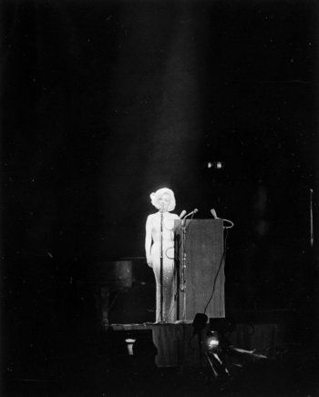 شاهد .. هذه النجمة ارتدت للمرة الأولى فستان مارلين مونرو في حفل عيد ميلاد جون إف كينيدي-بالصور