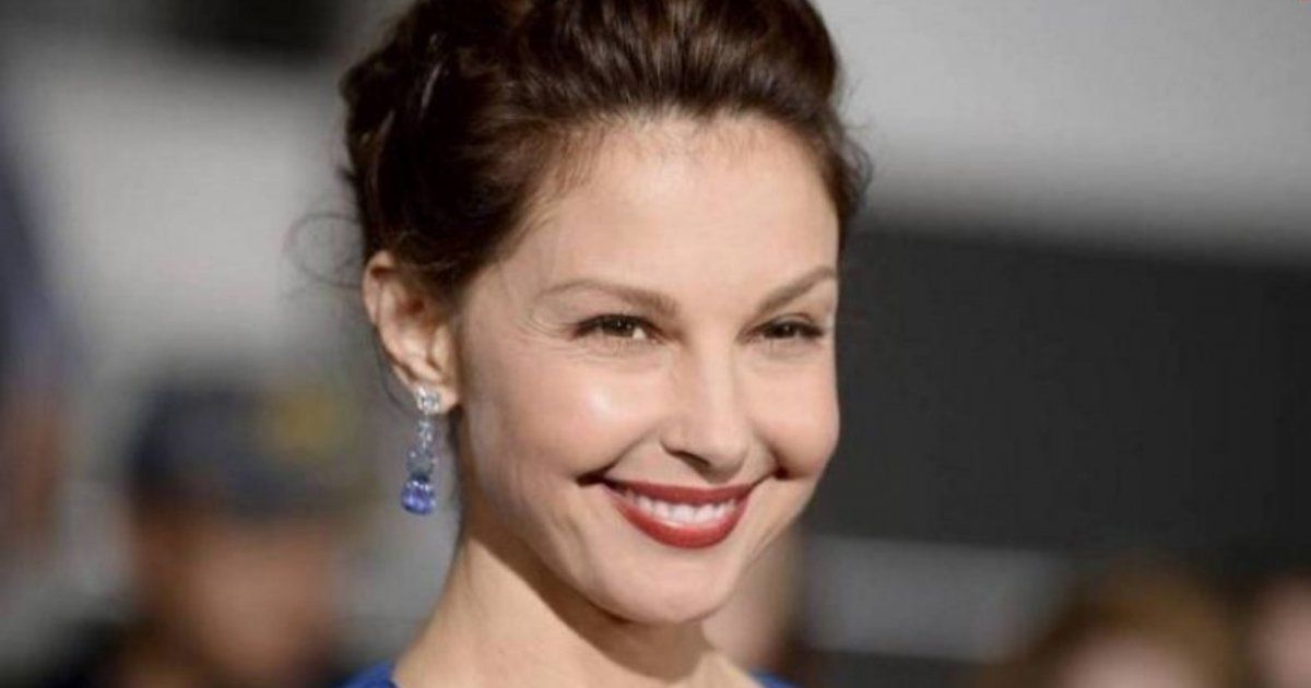 شاهد .. بالفيديو - أشلي جود تنهار في حفل تكريم والدتها التي رحلت بعد إقدامها على الإنتحار