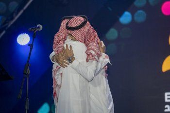 شاهد .. رابح صقر يشعل أجواء حفلات عيد الفطر...وهذا ما قام به نجله