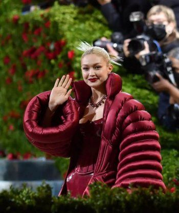 شاهد .. جيجي حديد تخطف الأنظار باللون الأحمر.. ومعطفها الكبير حديث المتابعين