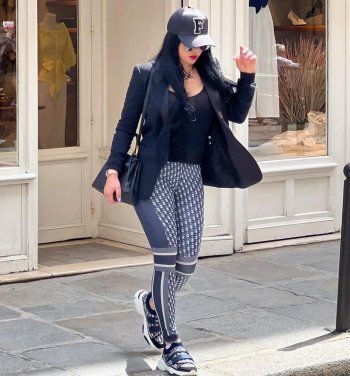 شاهد .. هيفا وهبي تخطف الأنظار من شوارع باريس.. شاهدوا إطلالتها