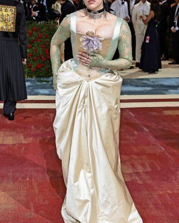 شاهد .. بيلي إيليش بأرداف منتفخة.. فهل خضعت لعملية جديدة؟