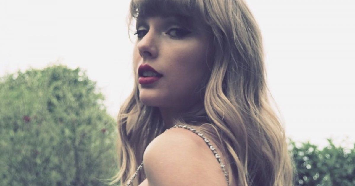 شاهد .. تايلور سويفت تفاجئ الجمهور وتعيد إحياء أغنية قديمة على طريقتها