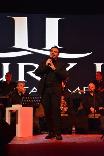 شاهد .. عاصي الحلاني ورحمة رياض يشعلان المسرح في إسطنبول.. إليكم أجواء الحفل