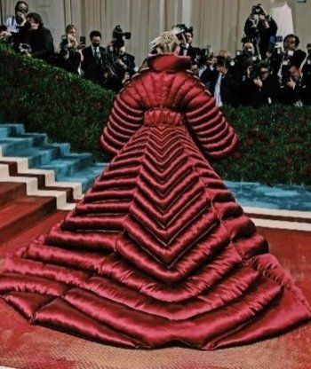 شاهد .. جيجي حديد تخطف الأنظار باللون الأحمر.. ومعطفها الكبير حديث المتابعين