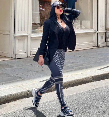 شاهد .. هيفا وهبي تخطف الأنظار من شوارع باريس.. شاهدوا إطلالتها