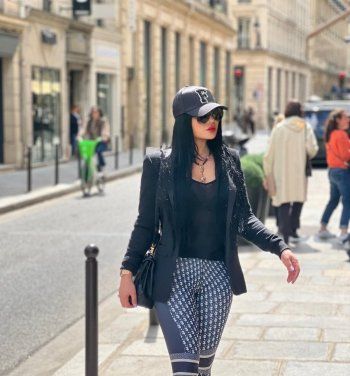 شاهد .. هيفا وهبي تخطف الأنظار من شوارع باريس.. شاهدوا إطلالتها