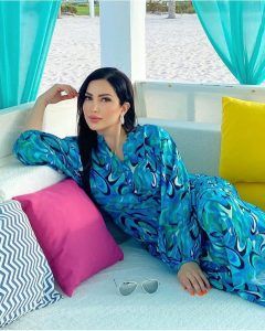 اتفرج – نسرين طافش تسحر عيون الشباب بإطلالة مثيرة