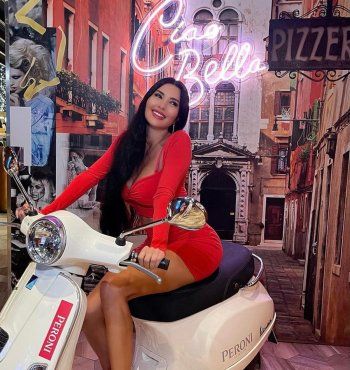 شاهد .. لاميتا فرنجية تخبز البيزا وهي بكامل أناقتها