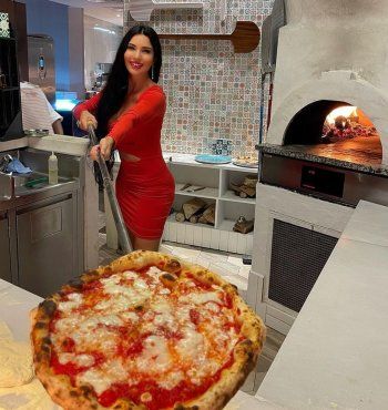 شاهد .. لاميتا فرنجية تخبز البيزا وهي بكامل أناقتها