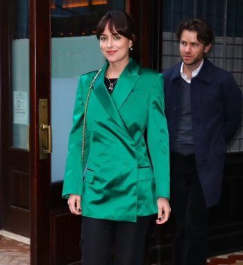 شاهد .. بالصورة - داكوتا جونسون أنيقة أكثر من أي وقت خلال خروجها للعشاء