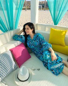 اتفرج – نسرين طافش تسحر عيون الشباب بإطلالة مثيرة