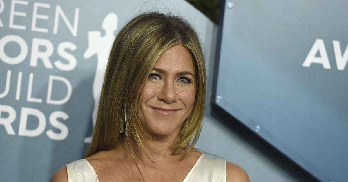 شاهد .. بالصور - جينيفر أنيستون تبدو أكثر شباباً عند خروجها من صالون تجميل