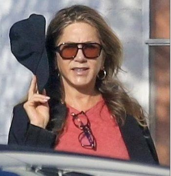 شاهد .. بالصور - جينيفر أنيستون تبدو أكثر شباباً عند خروجها من صالون تجميل